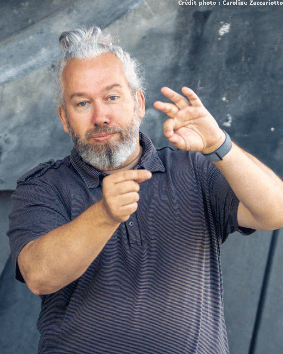 Stéphane est en extérieur, il est en train de signer pour expliquer quelque chose.