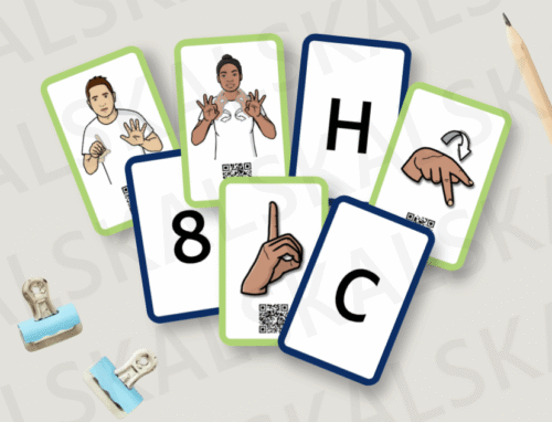 Les cartes sont présentées les unes à côté des autres, un peu comme si on les tenait en éventail (mais on ne voit pas de main). Sur certaines cartes il y a des nombres ou des lettres avec une bordure bleu foncées. Sur d'autres cartes la bordure est vert pomme et il y a le dessin d'une main qui fait un signe + 1 QRcode sur chaque carte.